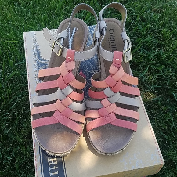 New in box Cute wedges - Picture 6 of 8